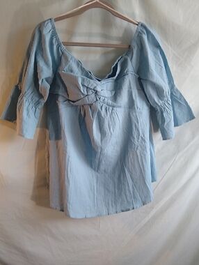 NWT Gigio L thin chambray blue top w-stretchy back & bell sleeves